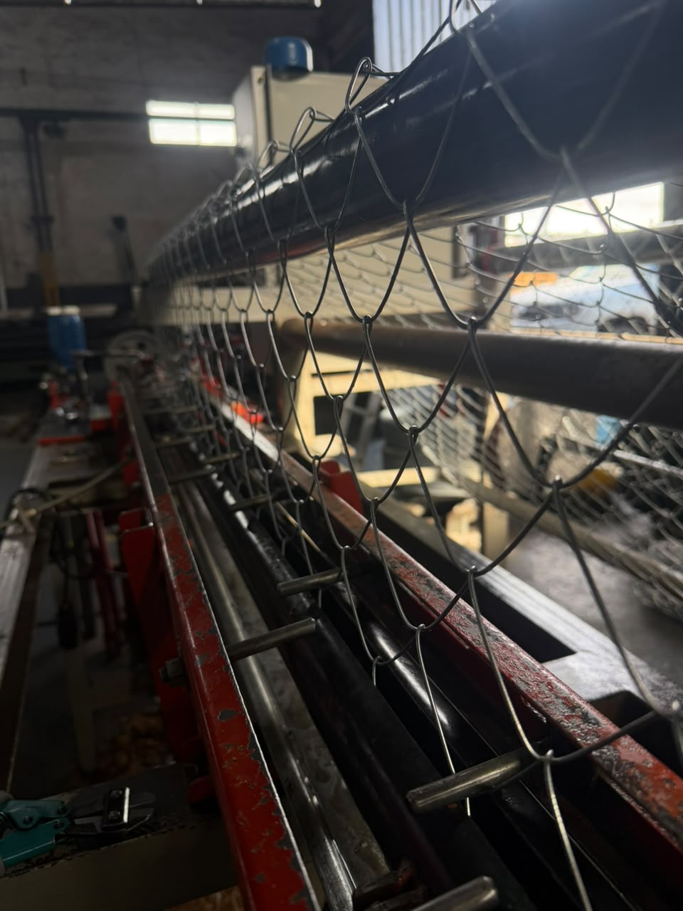 Máquina de producción de tejido metálico dentro de la fábrica